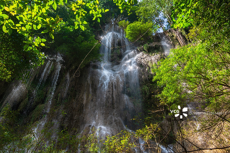 蒂洛苏瀑布是泰国最大和最高的瀑布，位于泰国西北部的塔克省乌姆芳野生动物保护区。图片素材