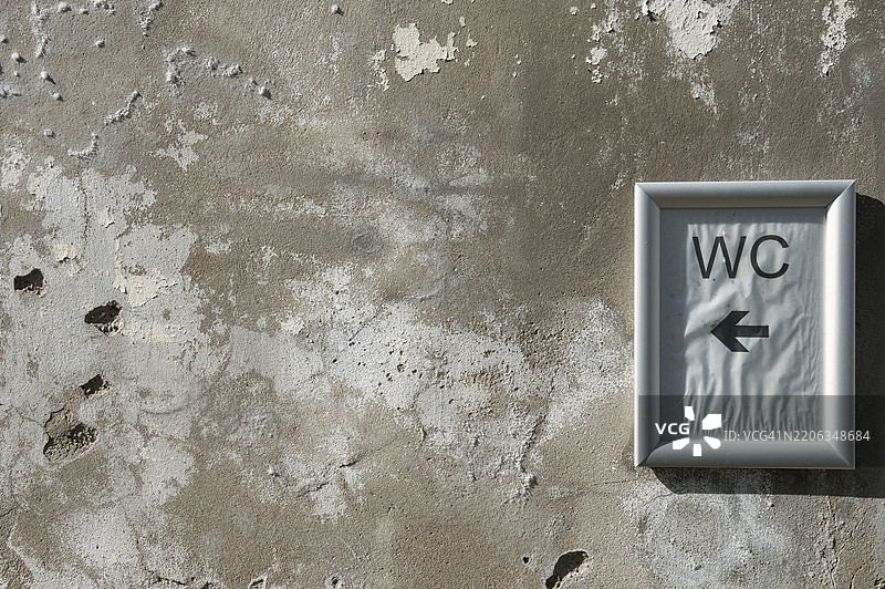 旧墙上的卫生间标志图片素材