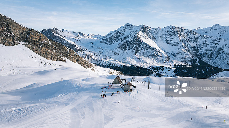 滑雪缆车站和修整过的滑雪坡道的鸟瞰图图片素材