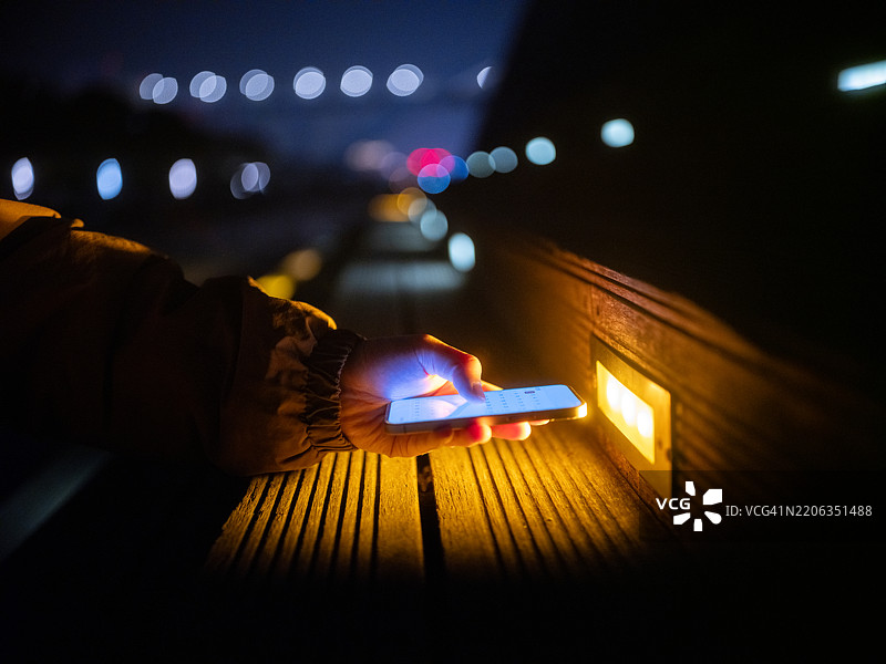 手持智能手机的特写镜头图片素材