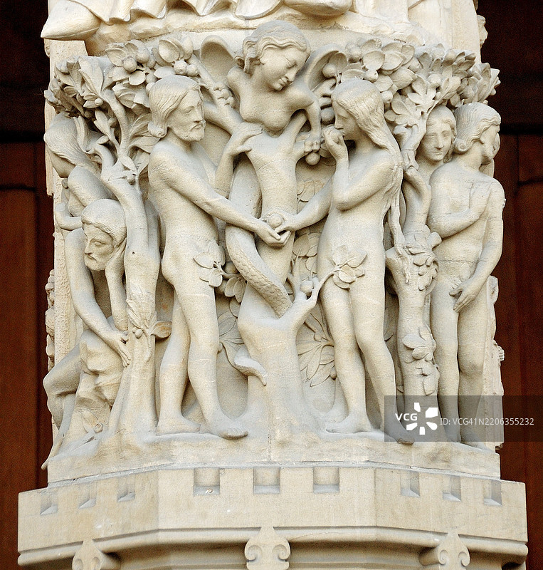 亚当与夏娃被魔鬼诱惑。巴黎圣母院图片素材