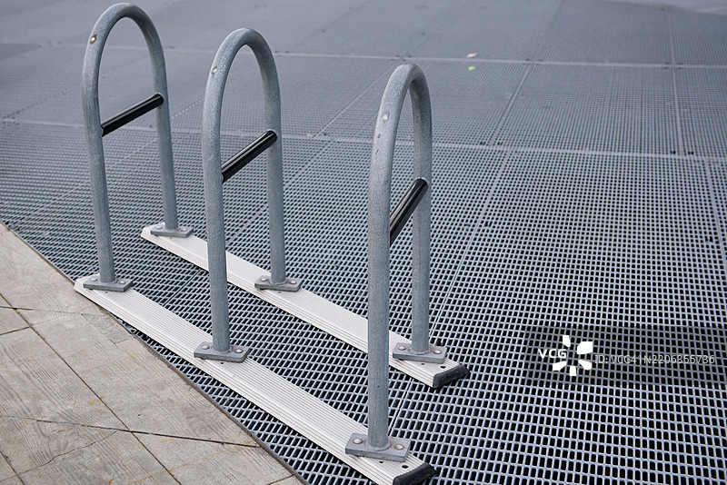 公共公园中的自行车架设计。图片素材