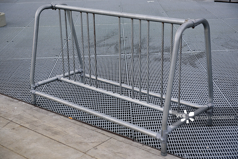 公共公园内用于身体锻炼的健身器材和机器。图片素材