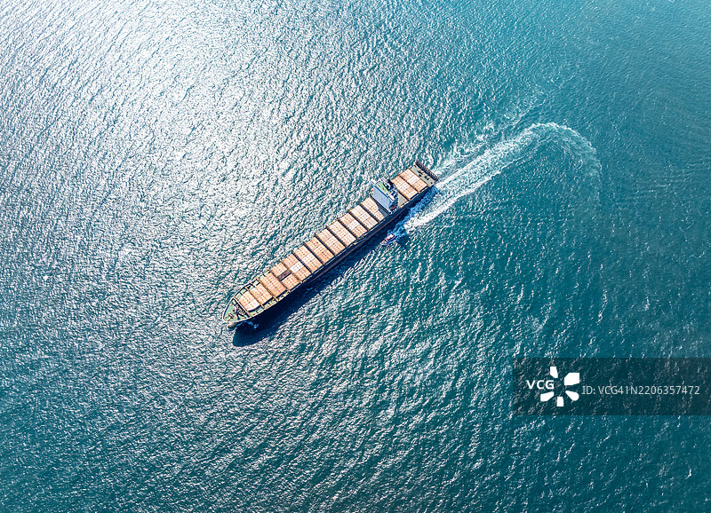无人机航拍空货船在海上航行图片素材