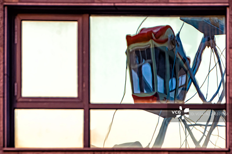 玻璃中的摩天轮舱图片素材