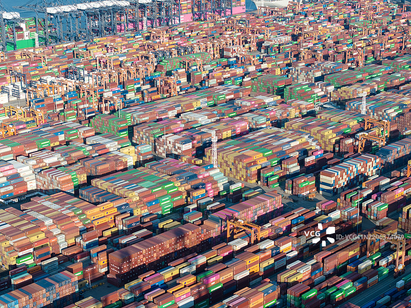 港口高角度视图的起重机和集装箱图片素材