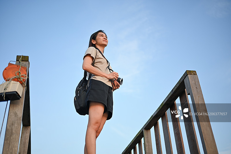 拥抱时刻：海滨村庄的日落场景图片素材