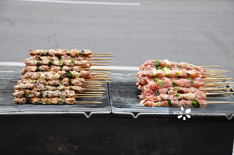 韩国鸡肉串（Dak-kkochi），市场街头小吃的生熟状态图片素材