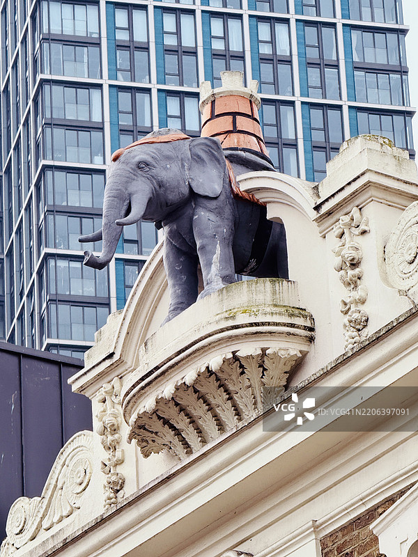 位于伦敦沃克斯霍尔的前皇家沃克斯霍尔酒馆屋顶上的大象雕像图片素材
