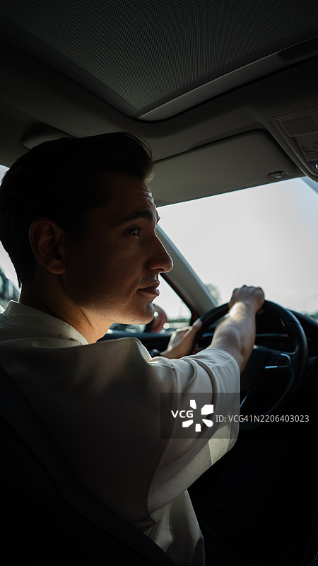 商人在阳光明媚的日子里驾驶现代汽车图片素材