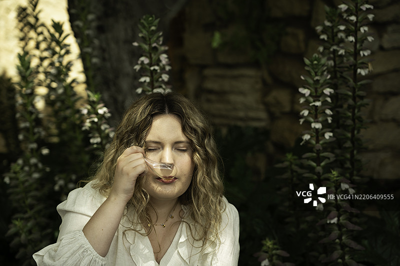 在普罗旺斯品尝橄榄油图片素材