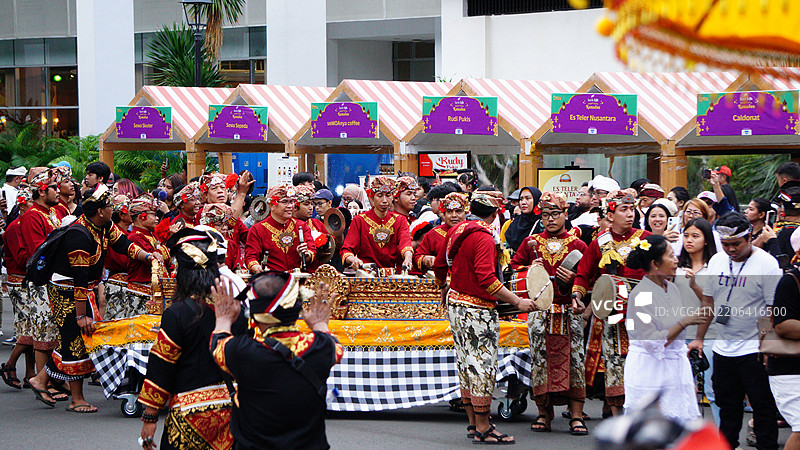 男子穿着传统巴厘岛服装为传统节日演奏甘美兰图片素材