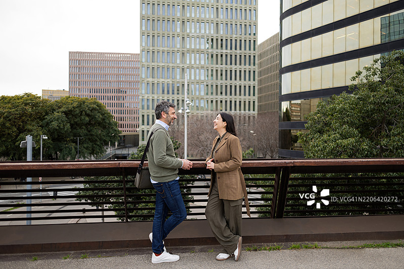 城市环境中商务人士在桥上交谈图片素材