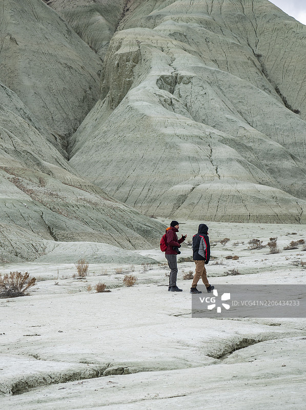安卡拉的纳尔利汉，女孩山自然遗迹：男性正在观察五彩斑斓的自然地质 formations并拍照图片素材
