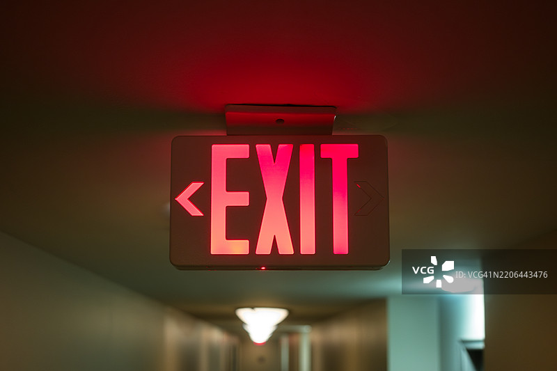 住宅楼走廊中的发光出口标志图片素材