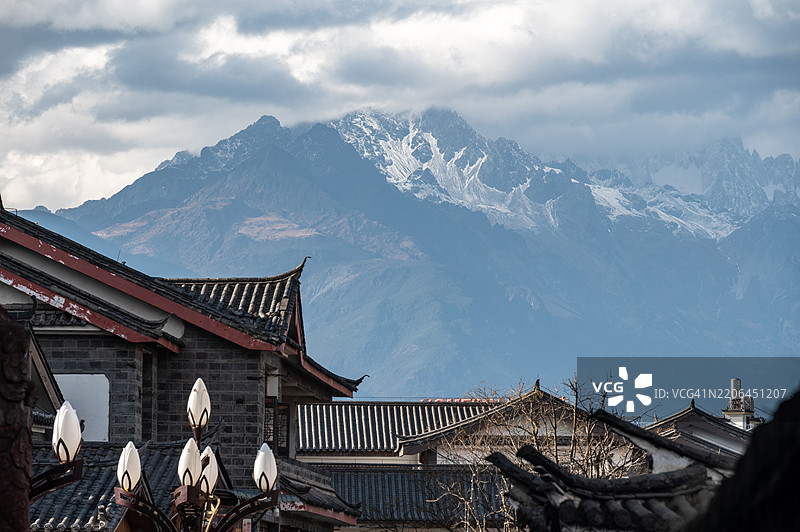 从中国丽江镇看到的玉龙雪山（或称玉龙山）。图片素材
