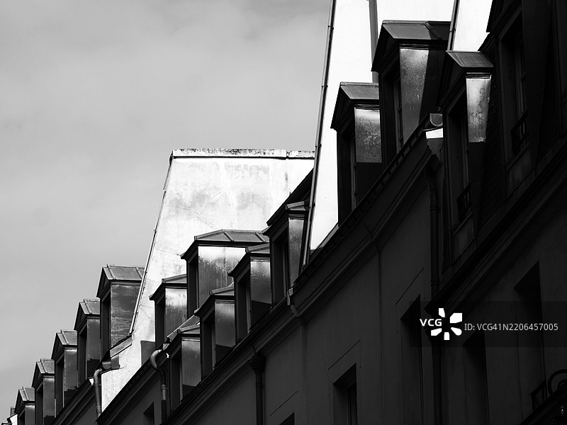 巴黎玛黑区的排屋屋顶特写，带有天窗。阴 cloudy 的天空。没有人。图片素材