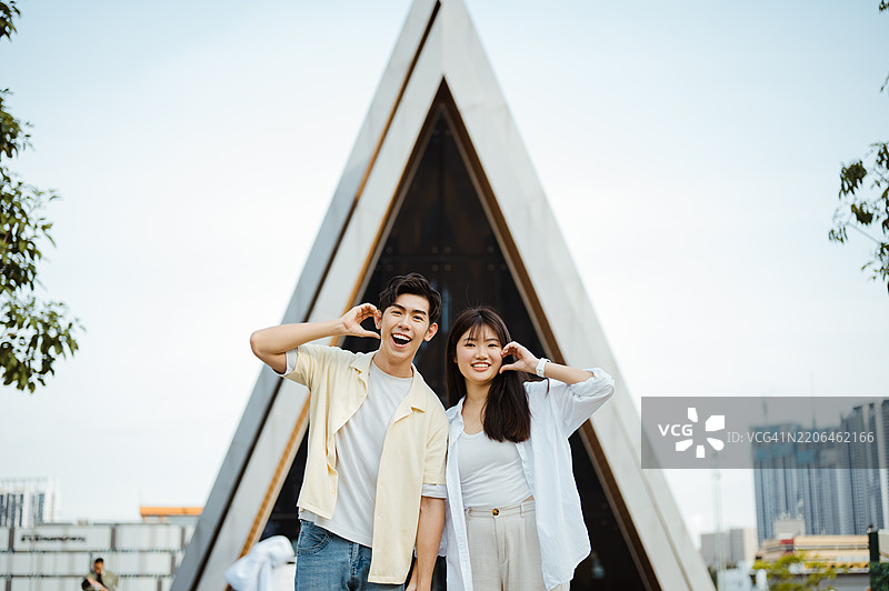 年轻情侣拍照的肖像。图片素材