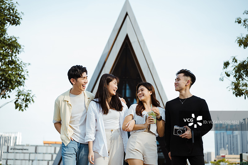 一群亚洲朋友放松并一起度过时光。图片素材