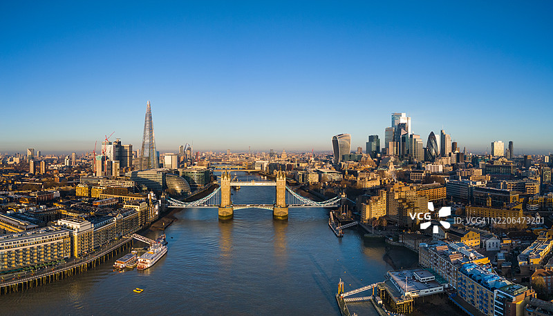 伦敦塔桥和伦敦市的日出鸟瞰图，英国图片素材