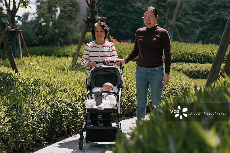 三代亚洲家庭在户外散步；户外放松；亚洲家庭生活方式图片素材