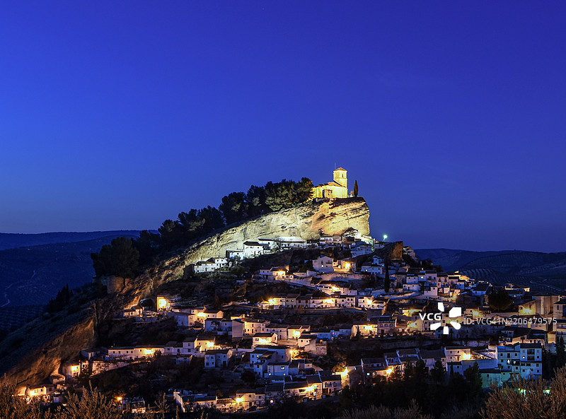 格拉纳达,安达卢西亚,西班牙的蒙特弗里奥白washed村庄的“天际线”在黄昏几乎夜晚时分的高角度视图。图片素材