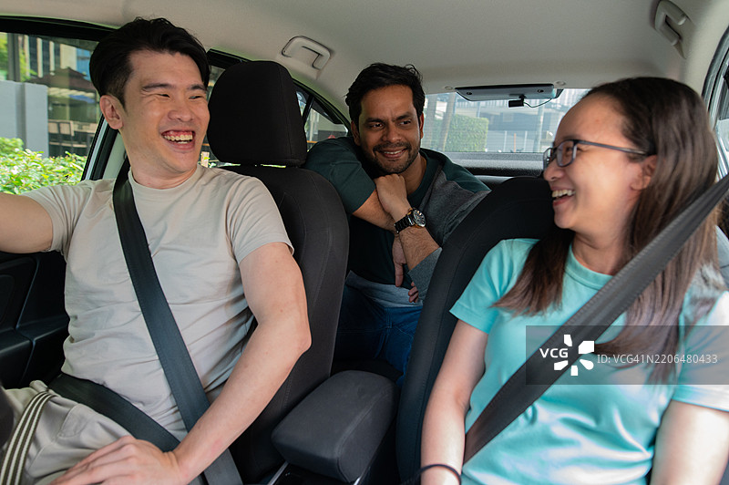 亚洲年轻男女在车内微笑交谈的照片图片素材