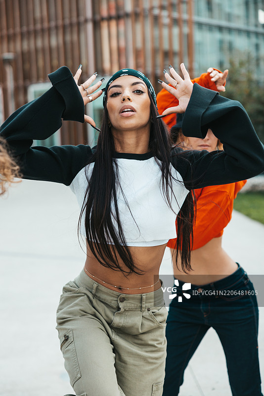 现代环境中的嘻哈舞者图片素材