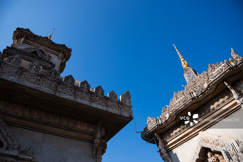 帕图赛拱门顶部建筑的特写展示了复杂的老挝图案、分层屋顶和华丽的装饰，位于老挝万象。图片素材
