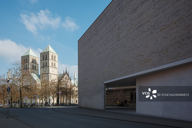 德国明斯特的威斯特伐利亚州立艺术与文化历史博物馆、明斯特大教堂广场和圣保罗大教堂。图片素材