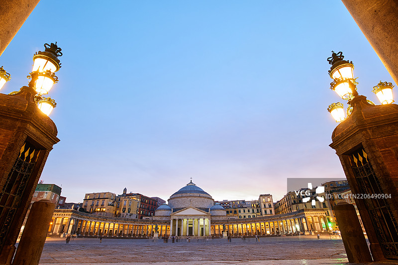 意大利那不勒斯的普利比西托广场黄昏时分图片素材