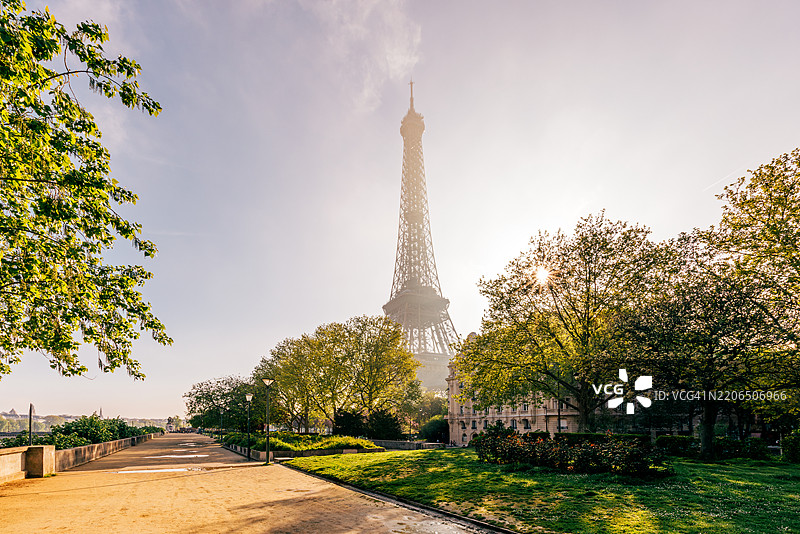 阳光明媚的夏日早晨，巴黎的埃菲尔铁塔图片素材
