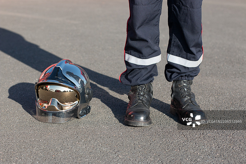 消防员的脚和头盔图片素材