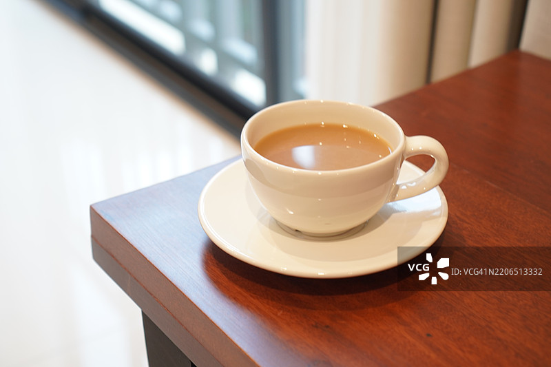 木桌上的热咖啡杯图片素材