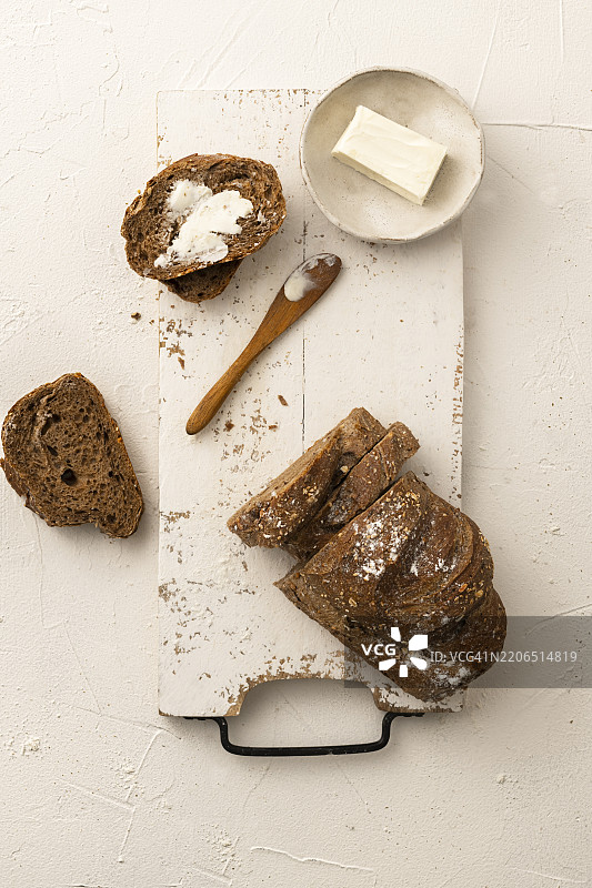 全谷物多谷物面包涂黄油图片素材