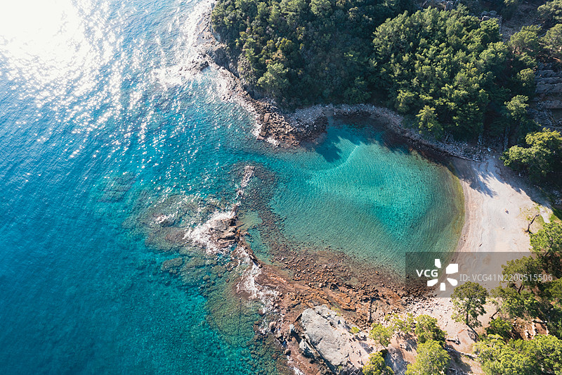森林地区清澈海洋的鸟瞰图。安塔利亚，土耳其图片素材
