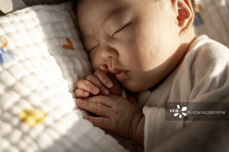 一个正在睡觉的新生儿图片素材