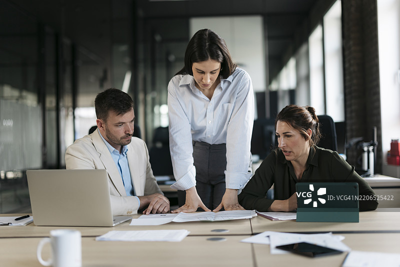 商务团队在现代办公室分析文件图片素材