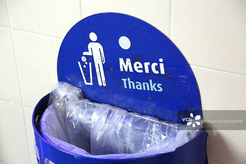 垃圾桶上的“谢谢”和“感谢”图片素材