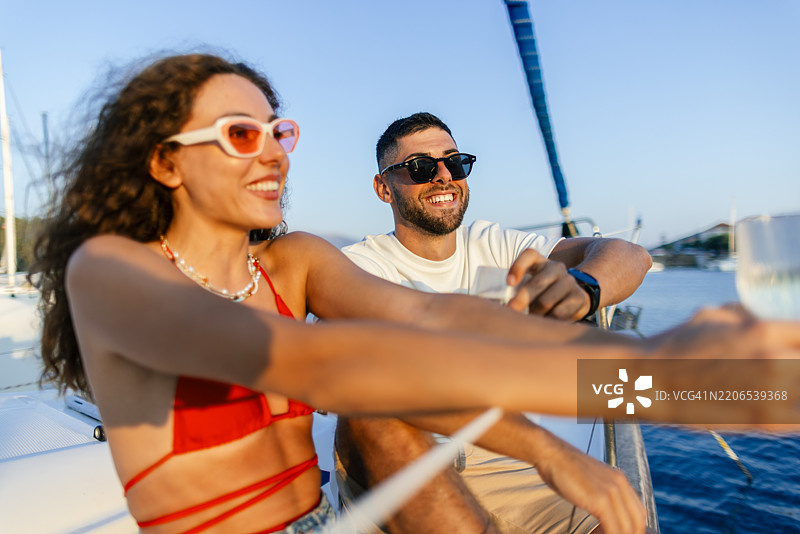 浪漫情侣在帆船上享受日落图片素材