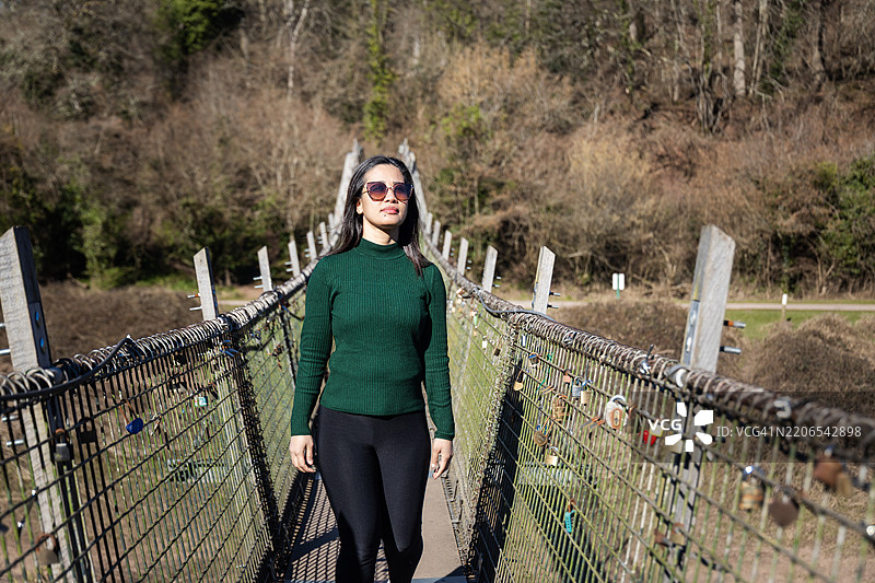年轻游客在英格兰赫里福德郡罗斯-温-怀的西蒙兹雅特比布林斯绳索桥探险图片素材