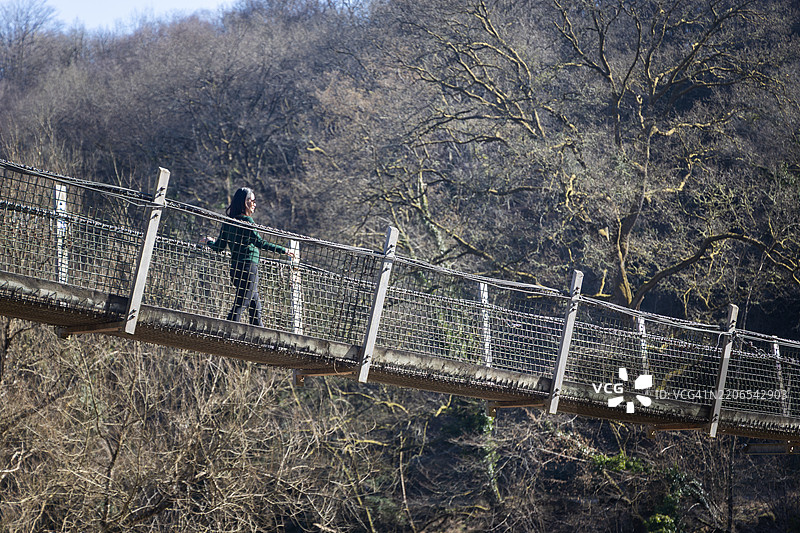 年轻游客在英格兰赫里福德郡罗斯-温-怀的西蒙兹雅特比布林斯绳索桥探险图片素材