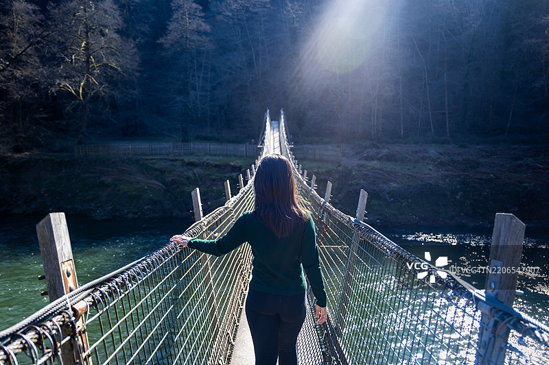 年轻游客在英格兰赫里福德郡罗斯-温-怀的西蒙兹雅特比布林斯绳索桥探险图片素材