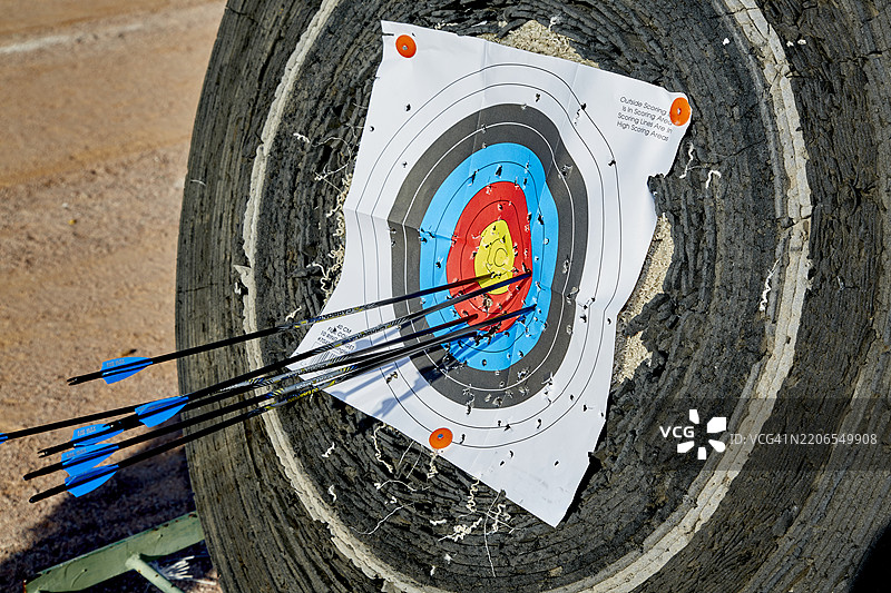 在亚利桑那州凤凰城的射箭场上，箭矢插入靶子中图片素材