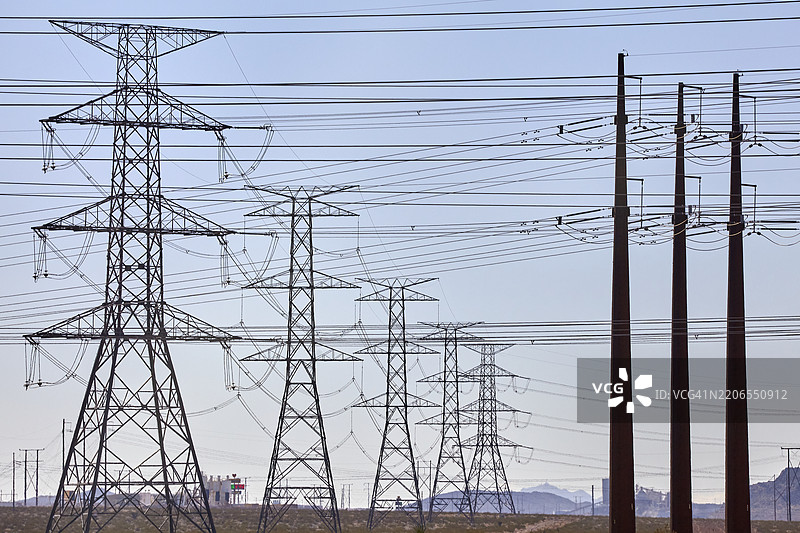 内华达州北拉斯维加斯克拉克县的电力塔图片素材
