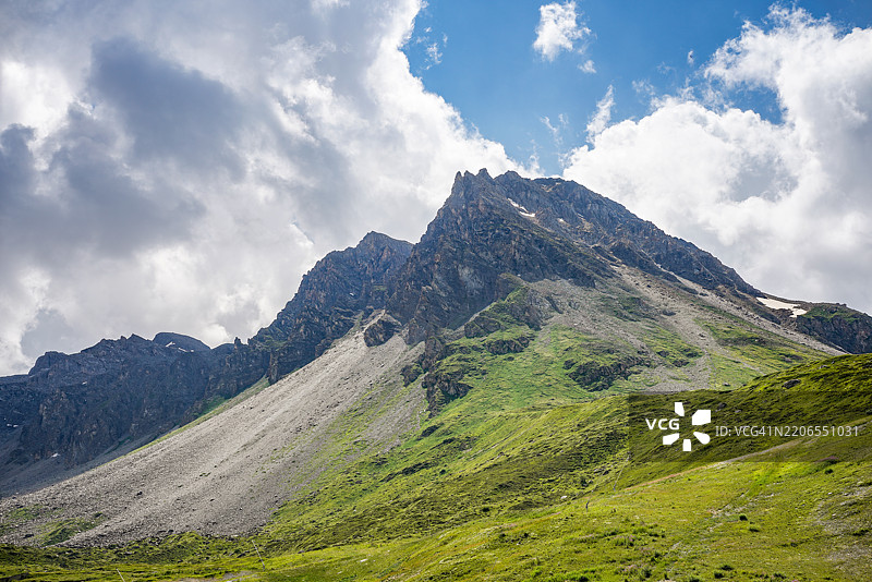 开放天空下的山脉壮丽图片素材