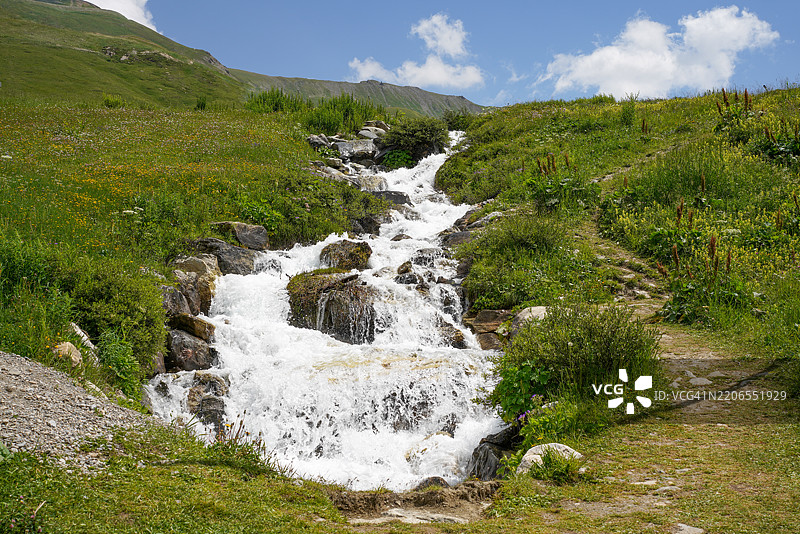 山间溪流的宁静图片素材