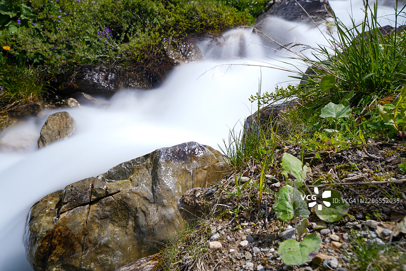 宁静山溪的低语图片素材