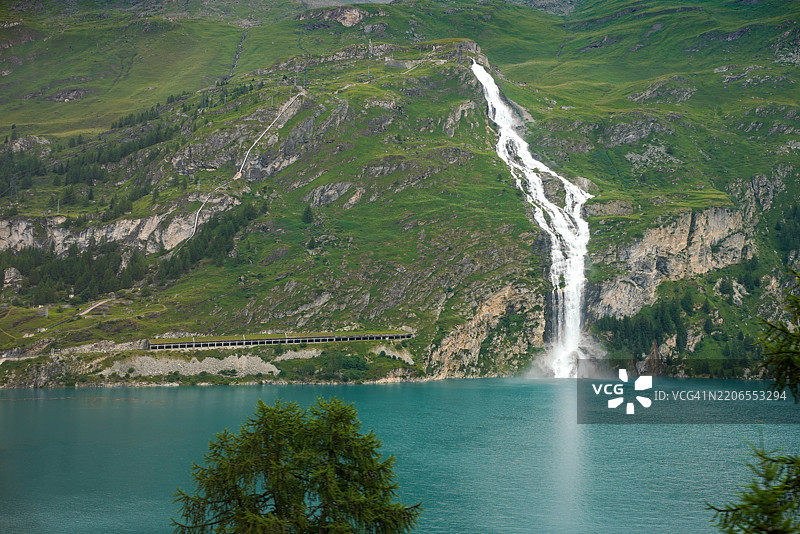 宁静的山间溪流图片素材