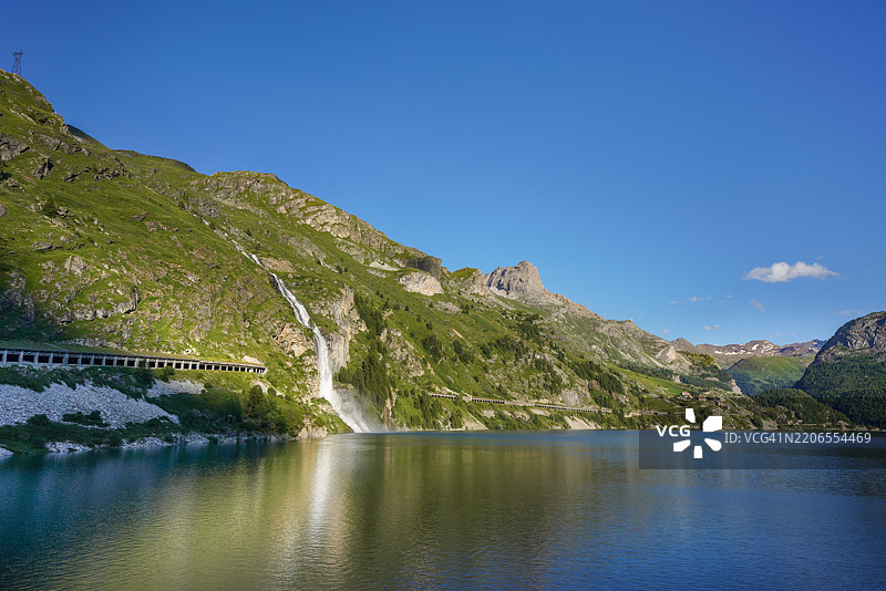 宁静的山脉倒影图片素材